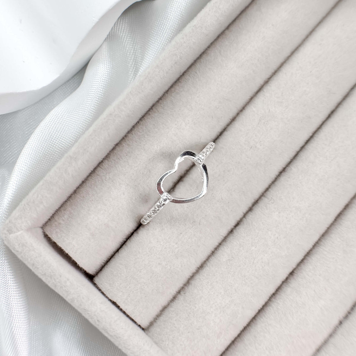 Anel Coração Lateral Cravejado