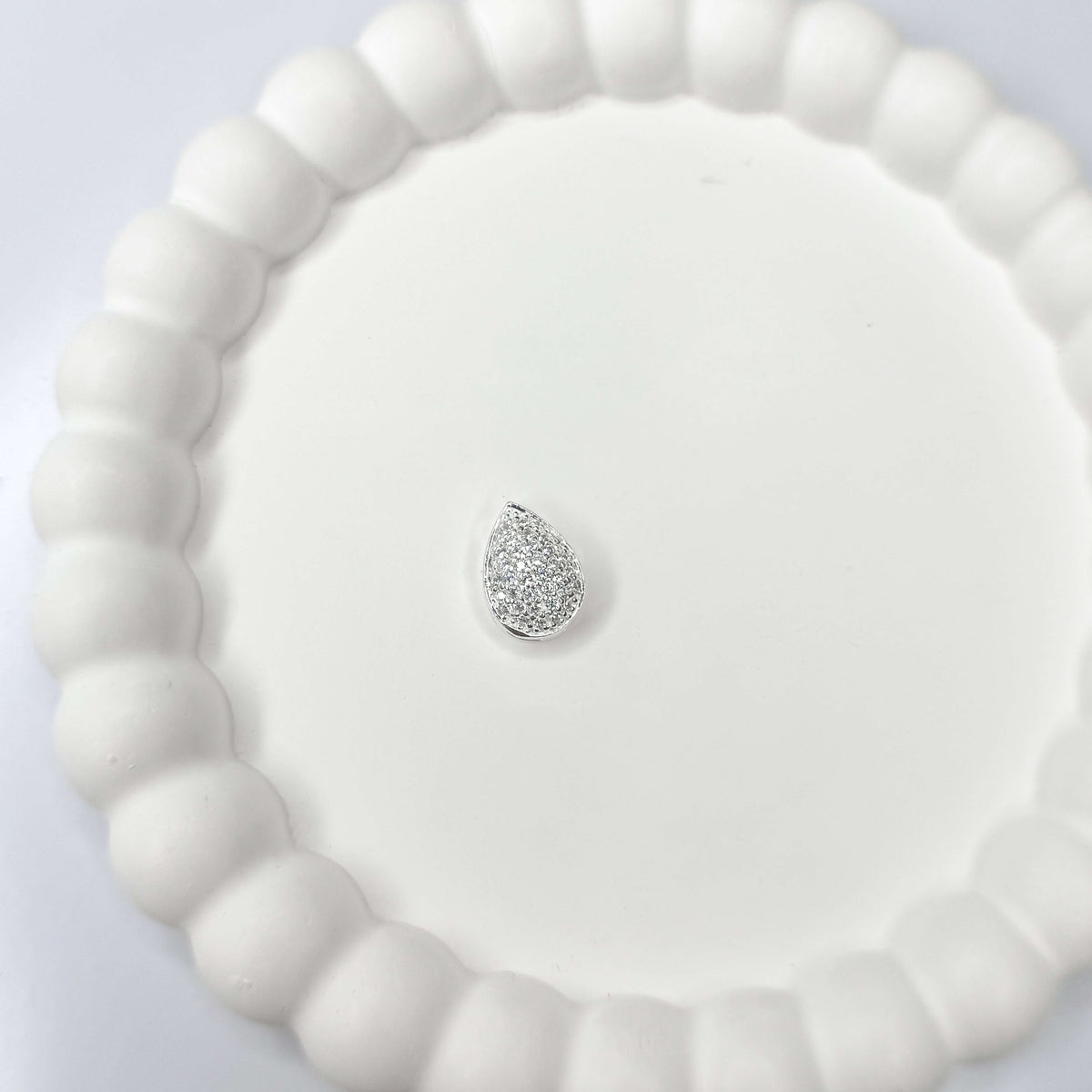 Pingente Gota G Caixa Cravejado