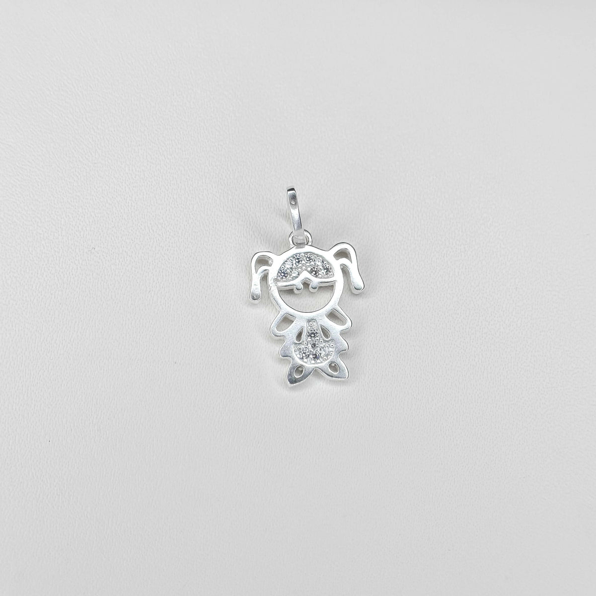 Pingente Menina Cabelo Cravejado