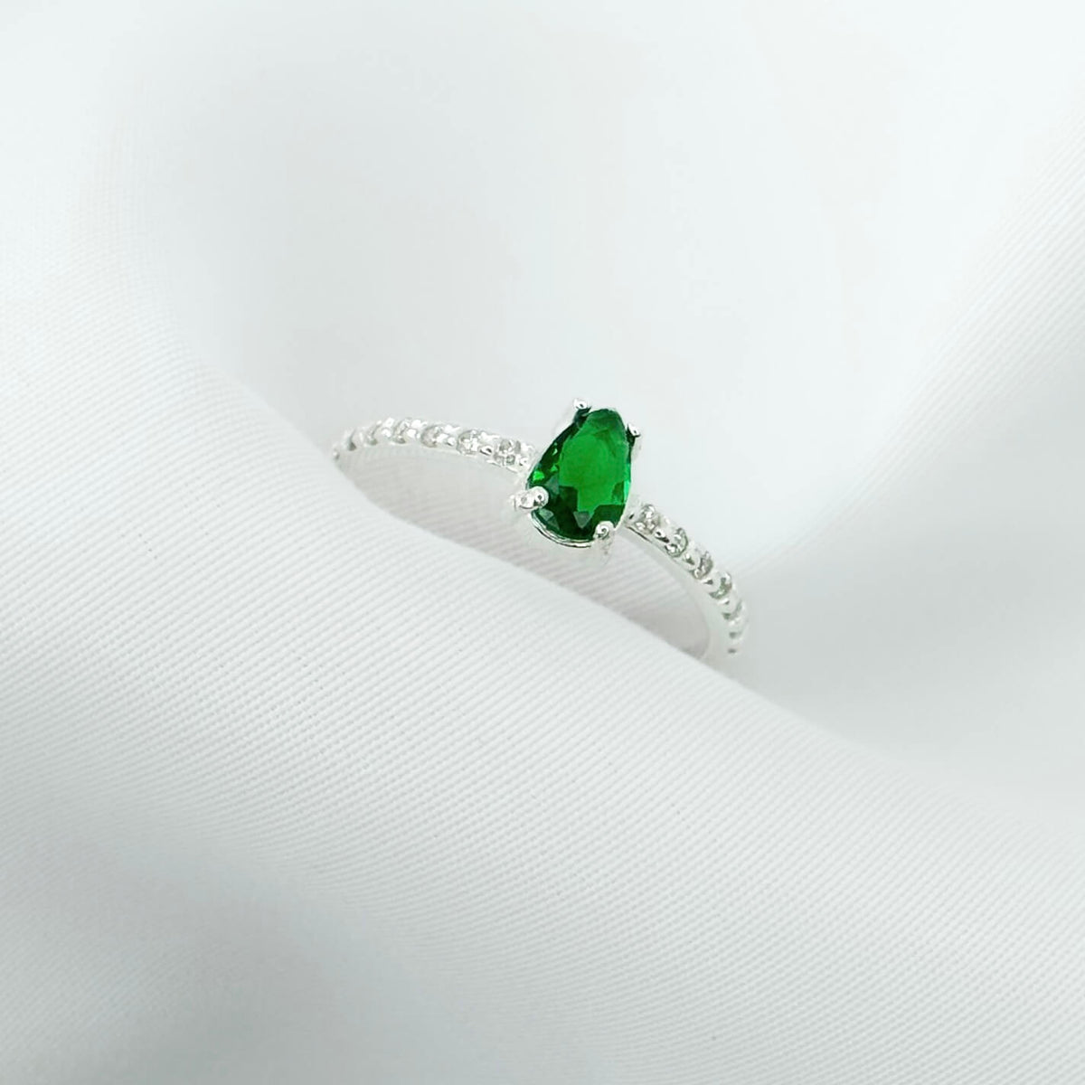 Anel Gota P com Aro Cravejado Verde