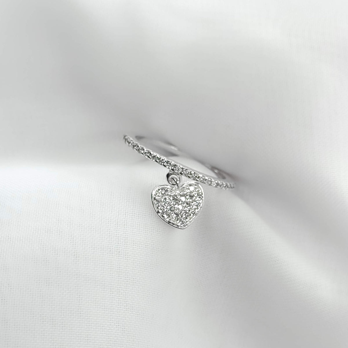 Anel com Pingente Coração Cravejado Branco