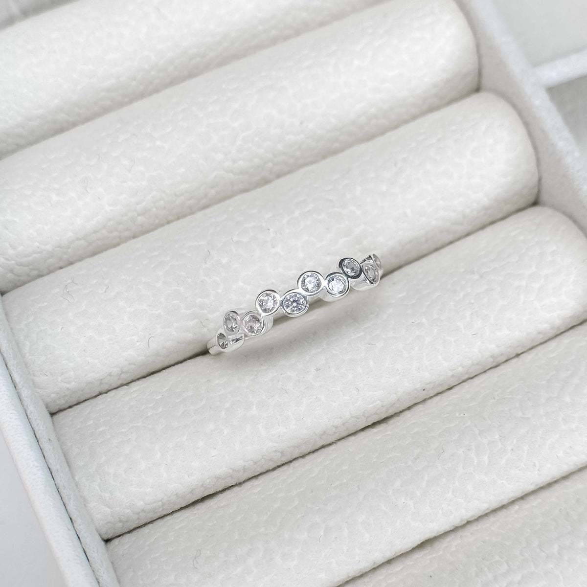 Anel Bolinhas Ponto de Luz Cravação Inglesa