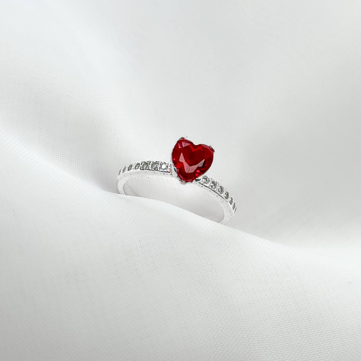Anel Solitário Coração Central Cravejado Vermelho
