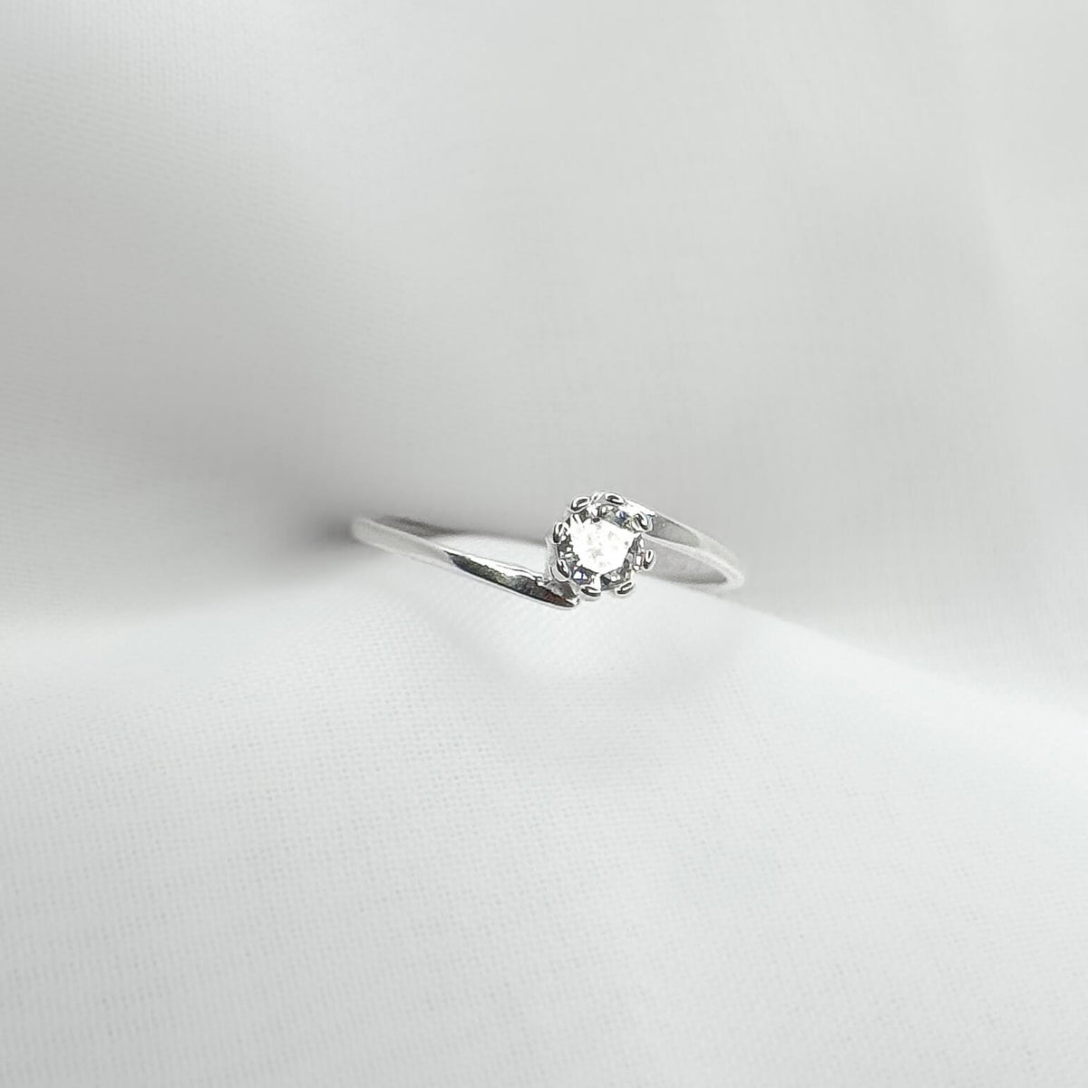 Anel Solitário 8 Garras com Aro Cruzado