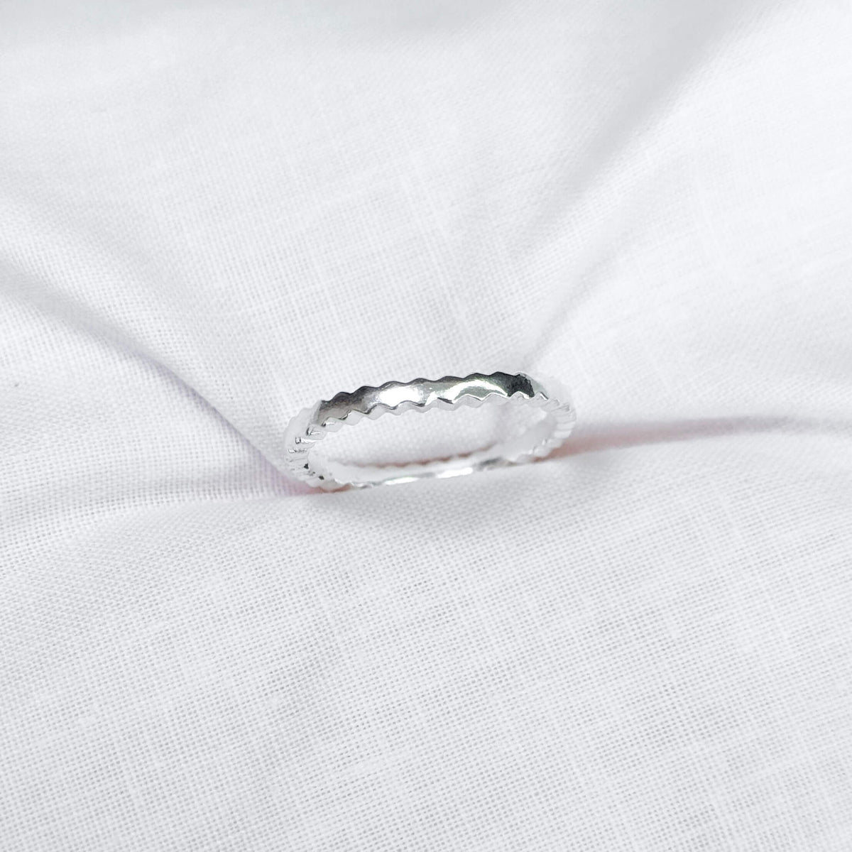 Anel Liso com Ondulações