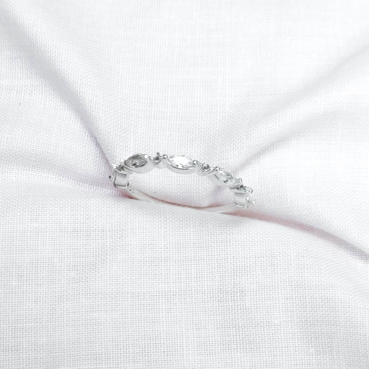 Anel Fino com Pedras Ovais Reto