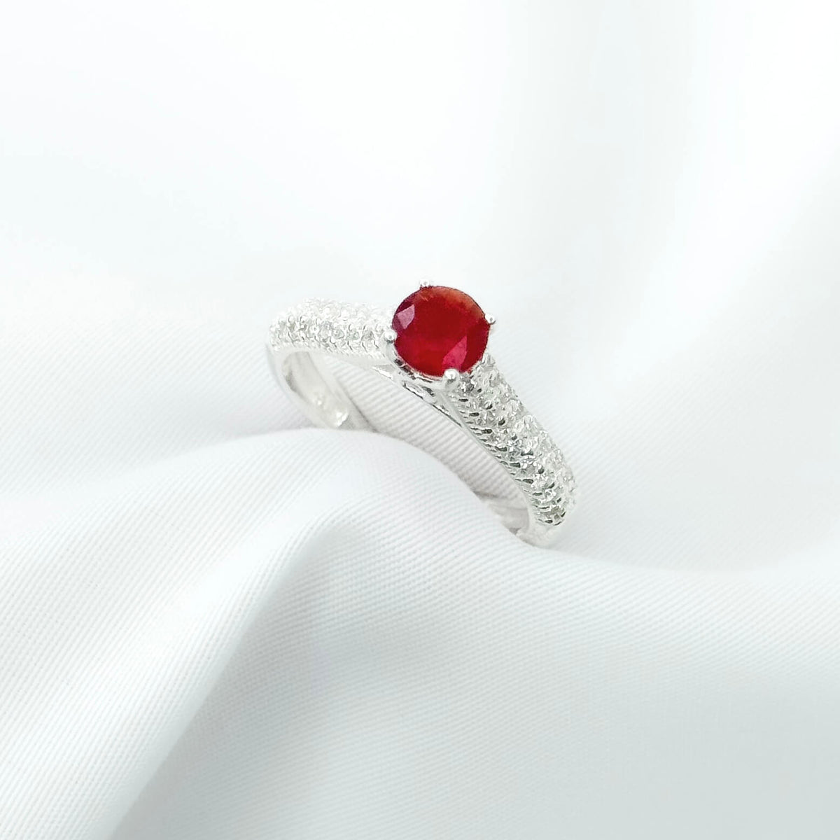 Anel Solitário Alto Vermelho