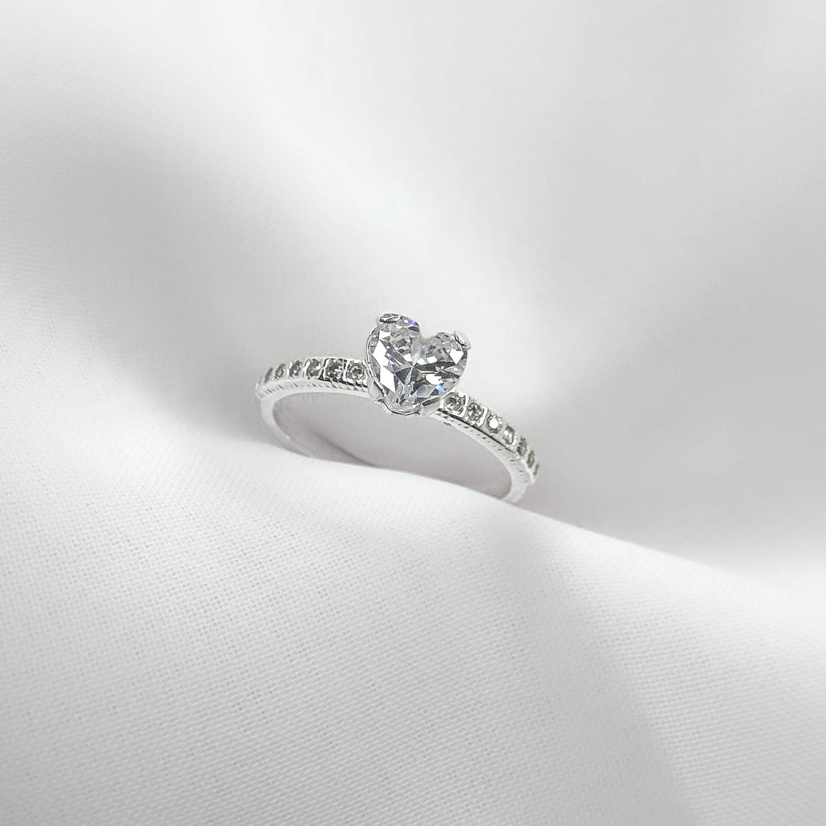 Anel Solitário Coração Central Cravejado Branco