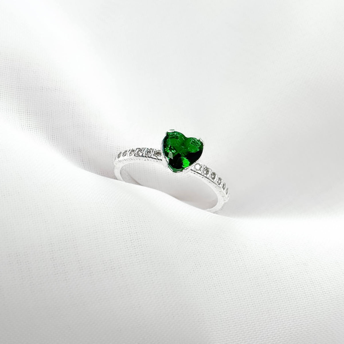 Anel Solitário Coração Central Cravejado Verde