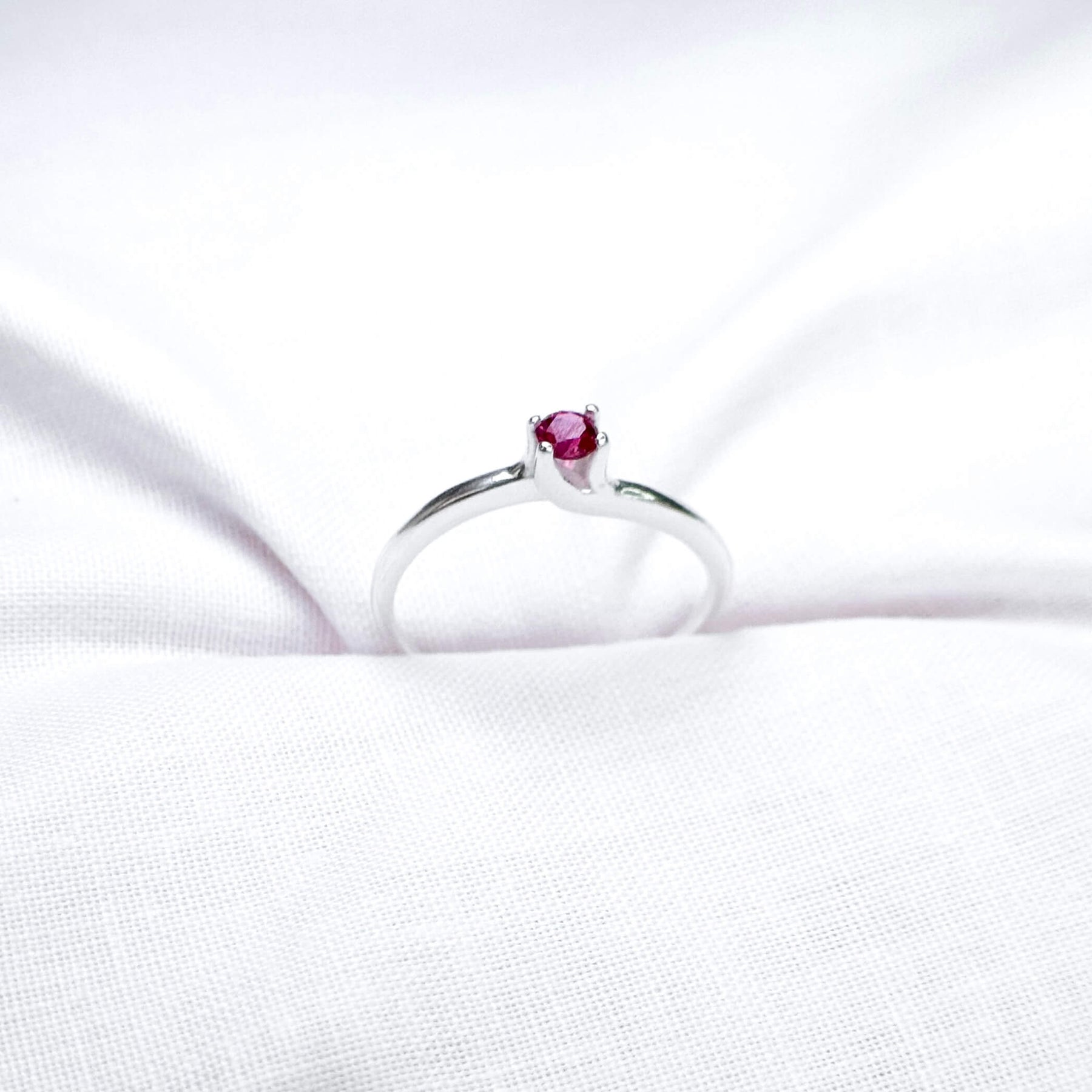 Anel Solitário Garra com Abraço Rosa