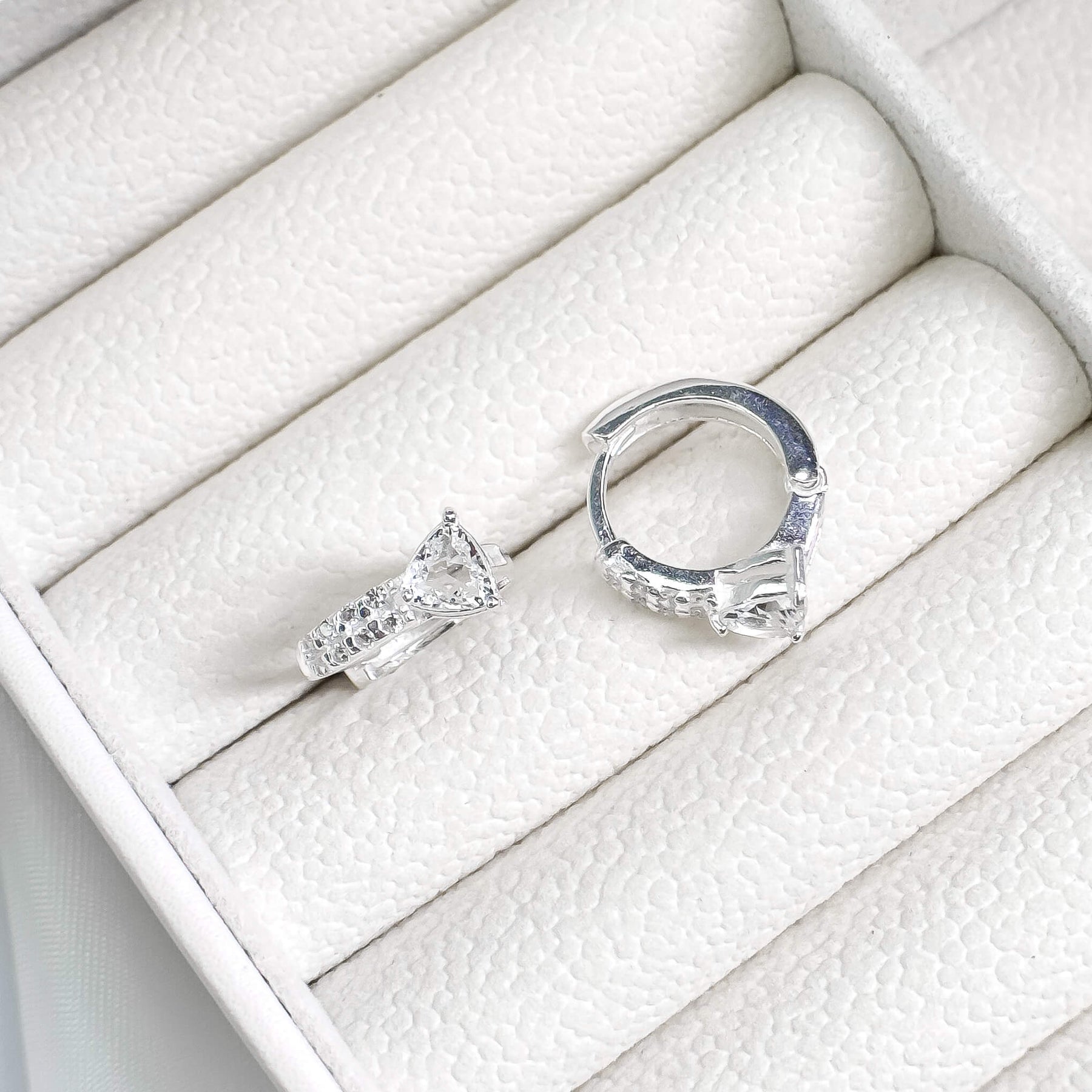 Argola Zircônia Triangulo Cravejada