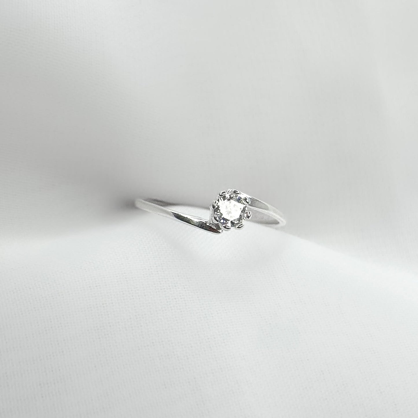 Anel Solitário 8 Garras com Aro Cruzado