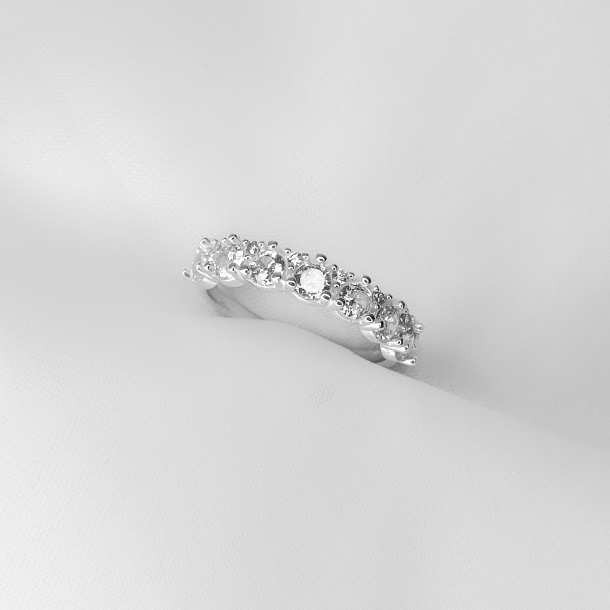 Anel Aparador Cravejado com Zircônias Branco