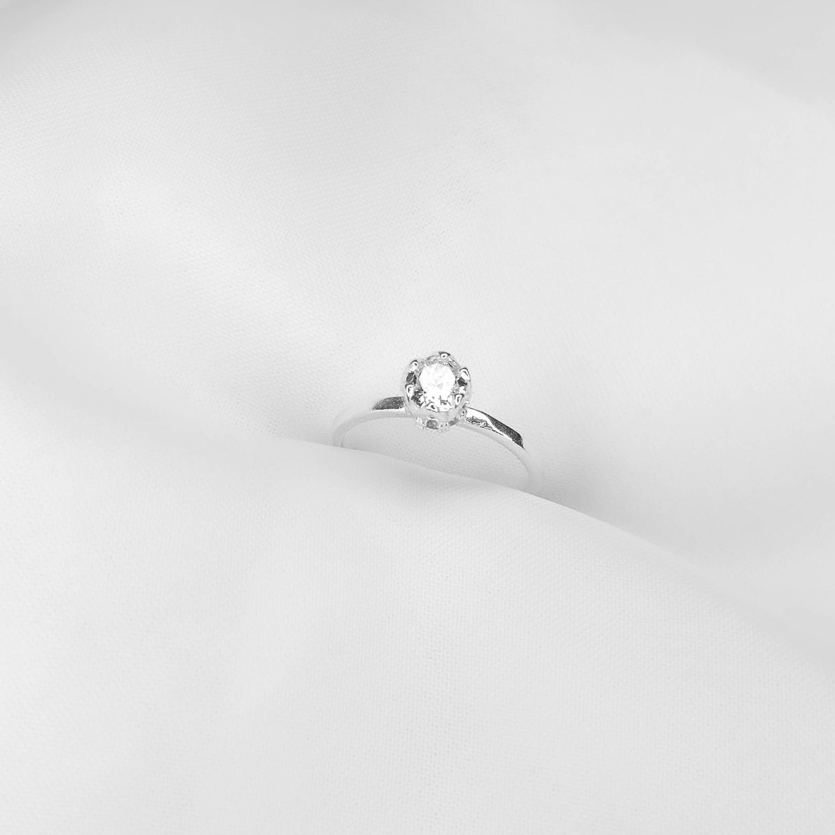 Anel Solitário com Coroa Cravejada