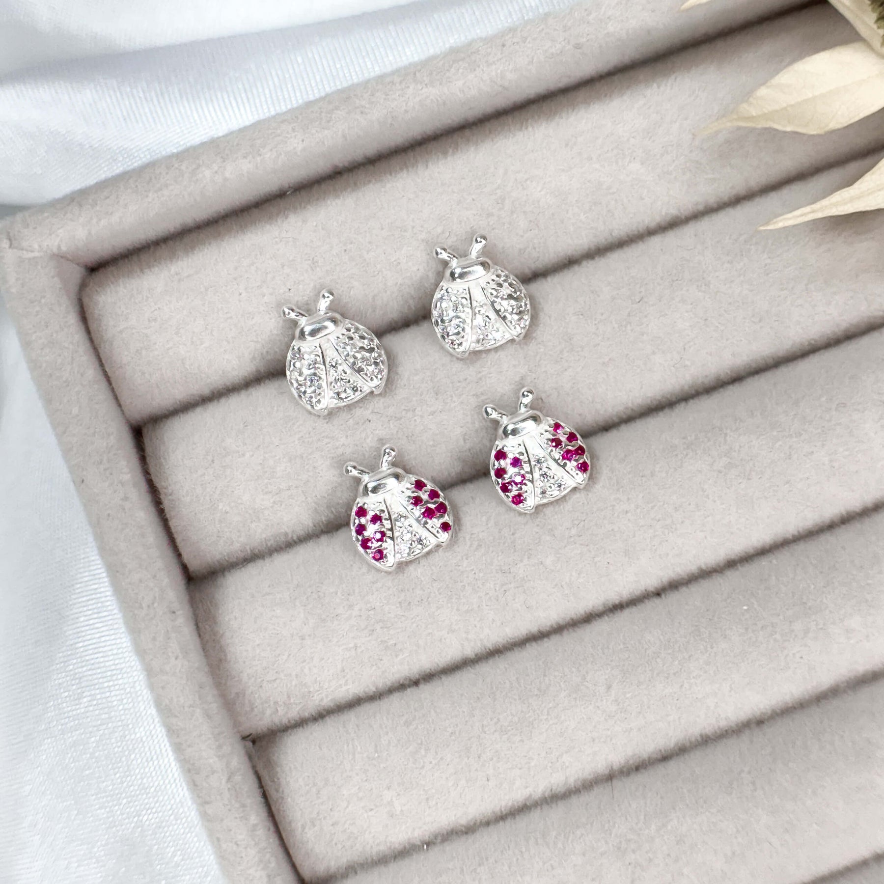 Brinco Joaninha Cravejado