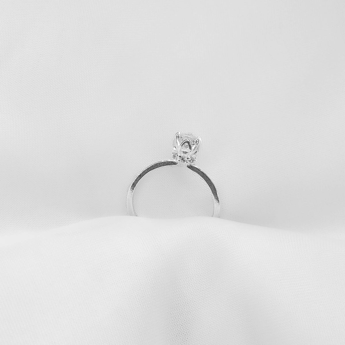 Anel Solitário com Coroa Cravejada