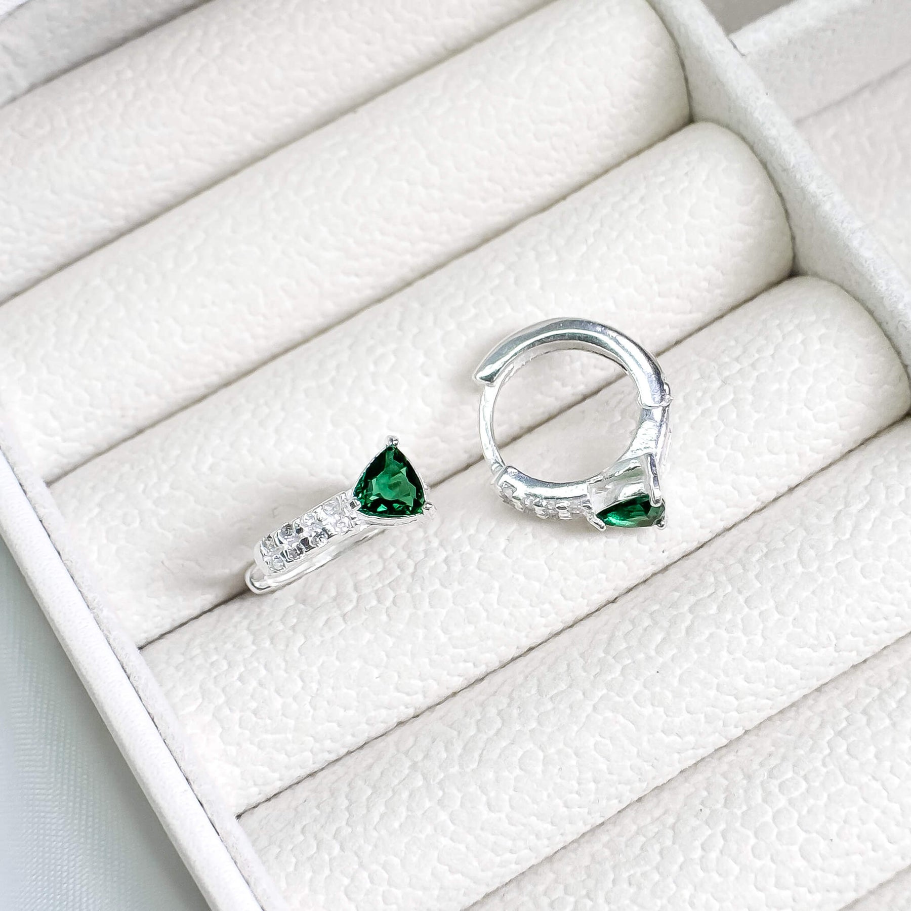 Argola Zircônia Triangulo Cravejada