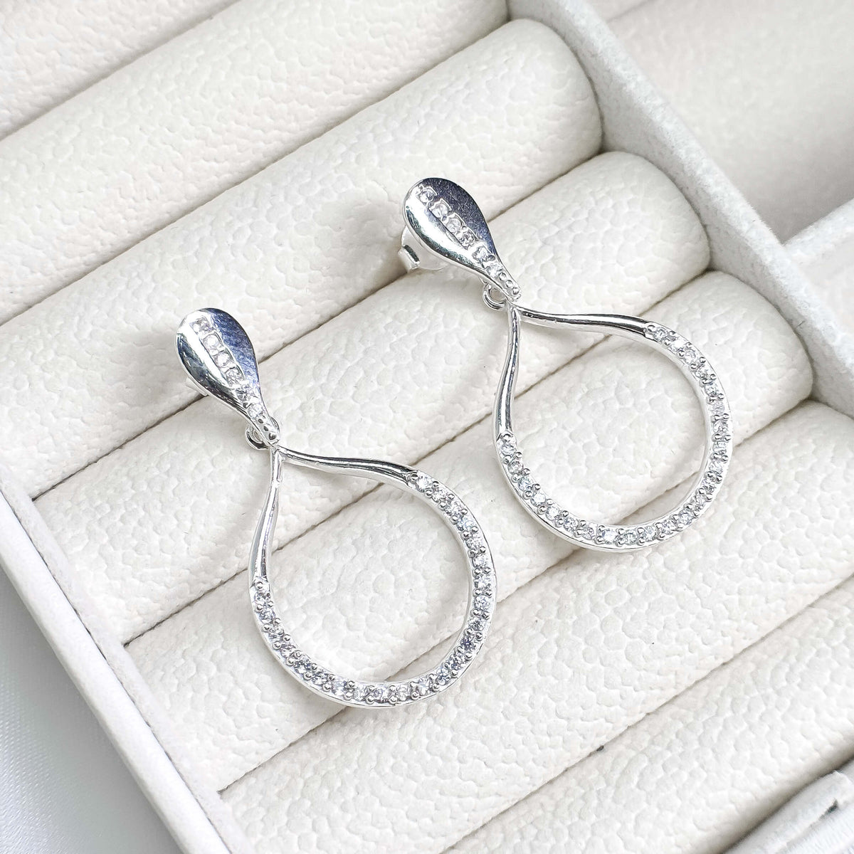 Argola Gota Vazada Cravejada