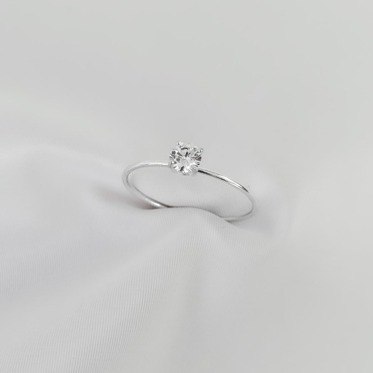 Anel Solitário Aro Fino Ponto de Luz Alto Branco