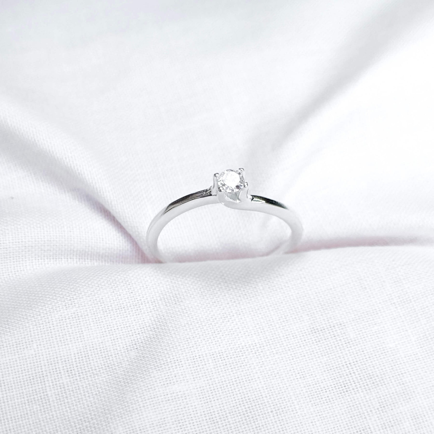 Anel Solitário Garra com Abraço Branco