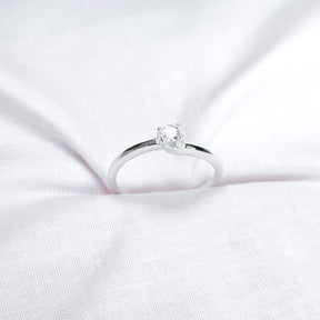 Anel Solitário Garra com Abraço Branco