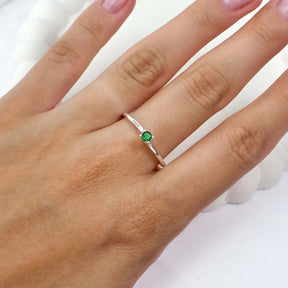 Anel Solitário Garra com Abraço Verde