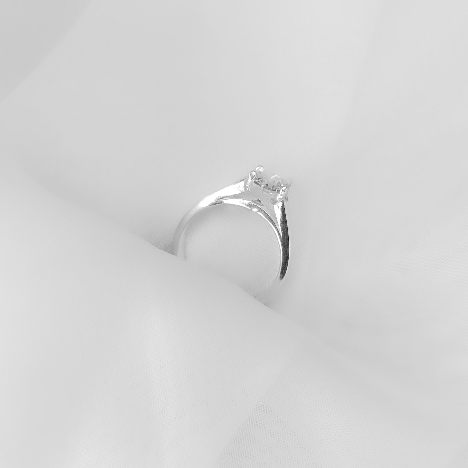 Anel Solitário Alto com Zircônia de Base